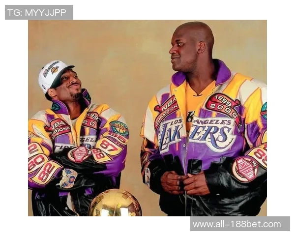 谢里夫奥尼尔特意前来致敬科比叔叔与雕像合影留念